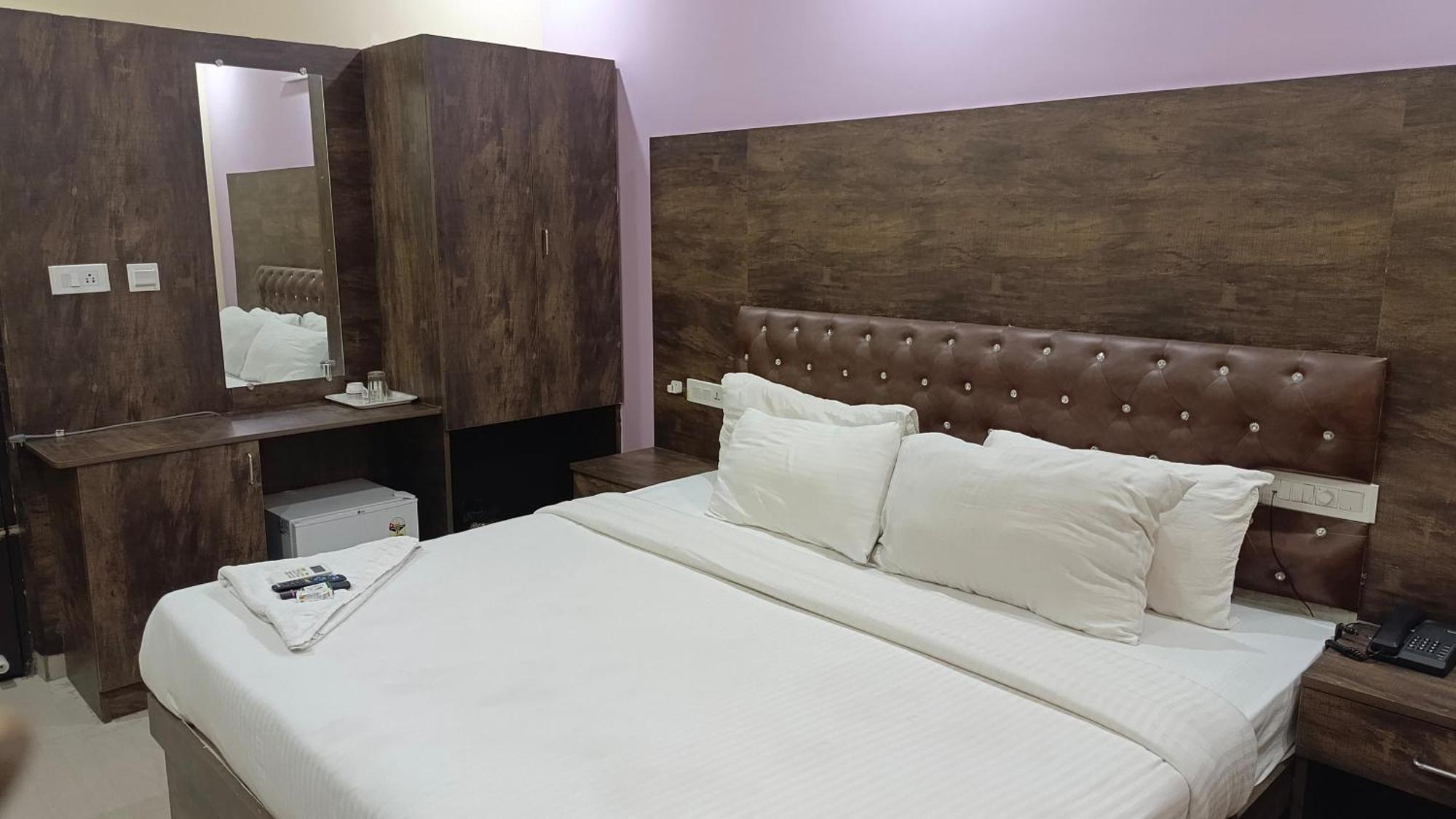 Pph Royal Gs Comforts Opp Mall Of Asia Bangalore Exterior photo