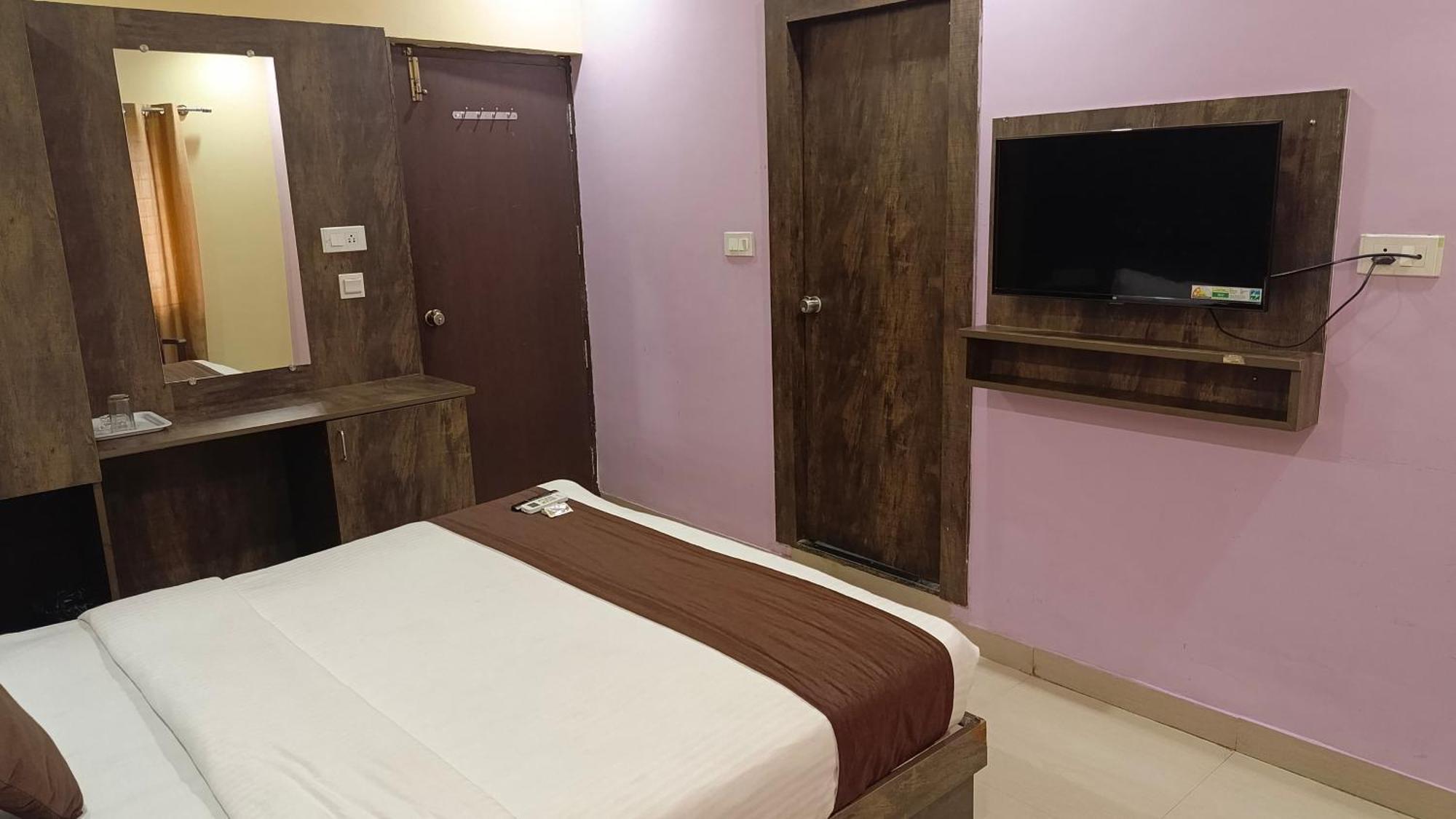 Pph Royal Gs Comforts Opp Mall Of Asia Bangalore Exterior photo
