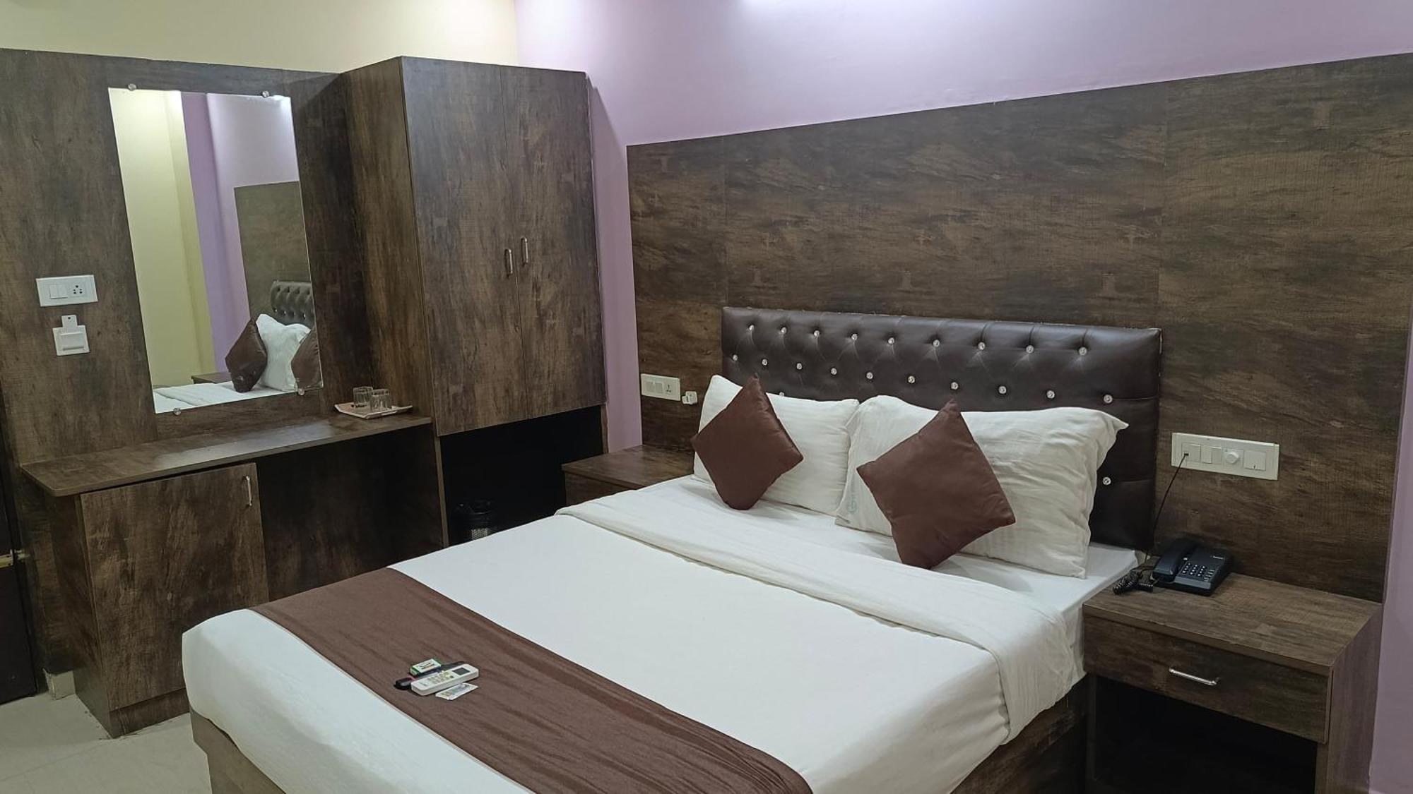 Pph Royal Gs Comforts Opp Mall Of Asia Bangalore Exterior photo