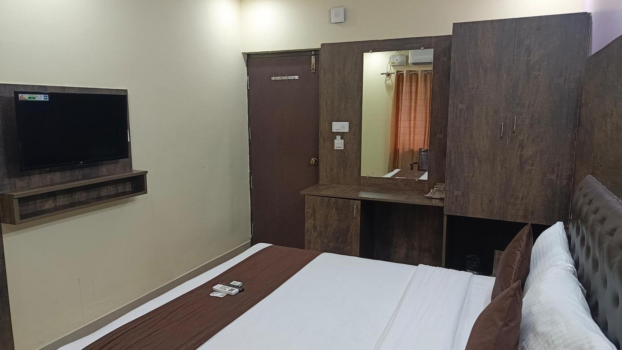 Pph Royal Gs Comforts Opp Mall Of Asia Bangalore Exterior photo